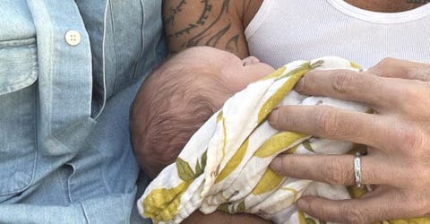 «Nuestro hijo ha nacido»- Ricky Martin presenta a su cuarto hijo sosteniéndolo junto a su esposo