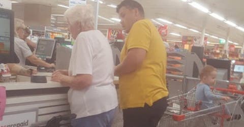 El gesto de un cliente con la abuelita que sufría un incómodo momento en el supermercado