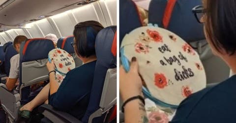 Publica el contundente mensaje que bordó una pasajera durante el vuelo y se hace viral