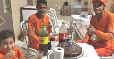 Celebra su cuarto cumpleaños con sus amigos: los encargados de la recolección de basura