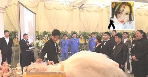 Se casa con su prometida durante su funeral tras permanecer una semana junto a su cuerpo