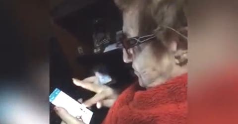 Graban a una abuelita viendo las sugerentes fotos filtradas de un actor en su teléfono móvil