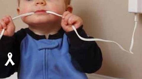 Muere un bebé de 4 años tras morder un cable conectado mientras estaba con su madre