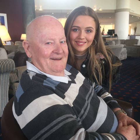 Una joven tiene la más dulce idea para que su abuelo con Alzheimer mantenga vivos sus recuerdos