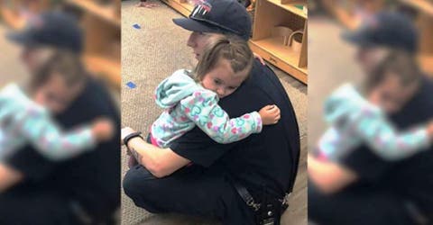 La emotiva foto viral de un bombero abrazando y consolando a una niña con autismo
