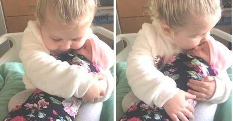 La niña de 3 años que abraza a su hermanita recién nacida emociona al mundo