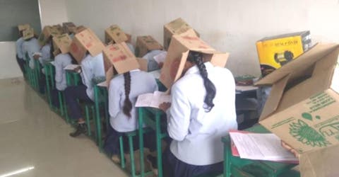 En esta aula de clases los alumnos son obligados a tener una caja puesta sobre su cabeza