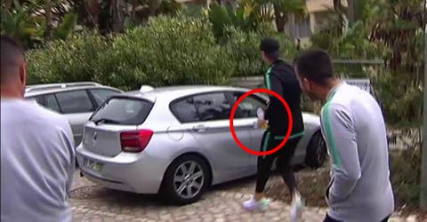 Cristiano Ronaldo le quita el teléfono móvil a una pareja que lo grababa desde un coche