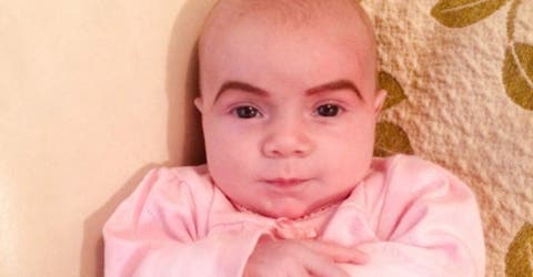 Habla la madre que dibujó cejas en el rostro de su bebé recién nacida y se hizo viral