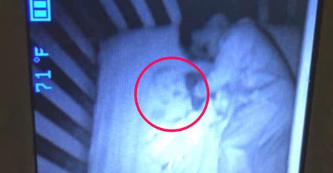 Se asusta al ver un fantasma junto a su bebé dormido a través de la cámara de vigilancia