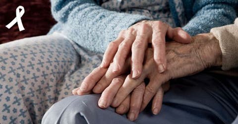 Anciana de 85 años se despierta junto a su marido de 87 años sin vida y muere 2 horas después