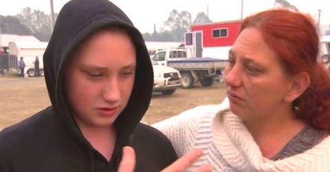 A sus 14 años es obligado a luchar contra las llamas que consumían su casa con una manguera