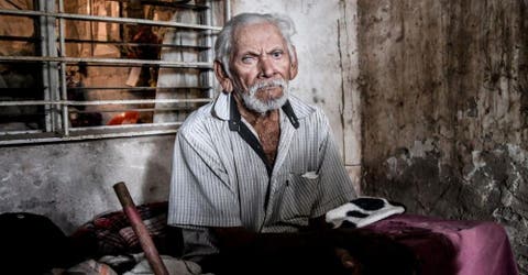 El drama del anciano que sólo piensa en morir, su familia le despojó de lo poco que le quedaba