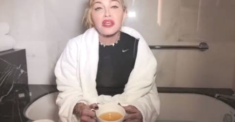 Madonna enciende las redes al aparecer en un vídeo bebiéndose su propia orina