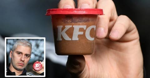 Pide comida en KFC y reclama el mensaje que había dentro del tarrito de la salsa