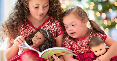 La aparición de una niña con Síndrome de Down en un catálogo de juguetes emociona al mundo