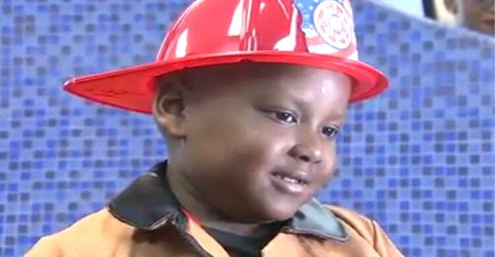 Se esfuerzan por cumplir el sueño de un niño de 6 años con cáncer en la estación de bomberos