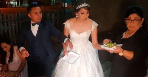 Los novios terminan en un hospital repartiendo la comida, bebidas y el pastel de su boda