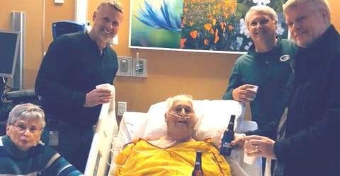 Cumple su último deseo de tomar una cerveza con sus hijos y su nieto comparte una foto viral