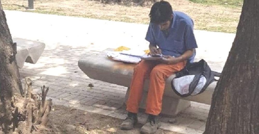 Trabaja y estudia cada día en un parque para poder mantener a sus 2 pequeños hijos