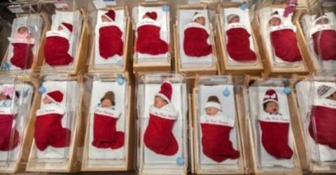 Entregan a centenares de bebés dentro de calcetines navideños como regalo de Navidad