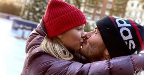David Beckham protagoniza un escándalo tras publicar imágenes besando a su hija
