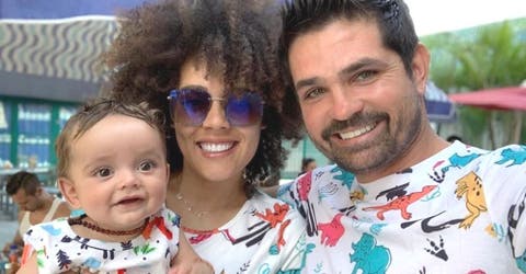 La esposa de Ferdinando Valencia responde a quienes la critican por teñir el cabello de su bebé