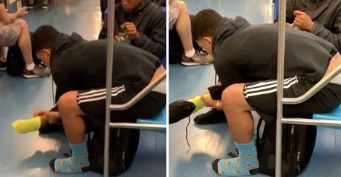 El vídeo viral del joven que le da sus zapatillas a un niño discapacitado descalzo en el metro