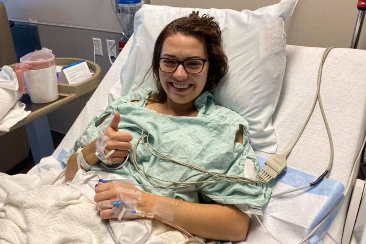 Девочка лежит в больнице. Девочка после операции. Девушка после операции. Девушка после операции. Операция на сердце девушке.