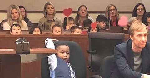 Todos los compañeros de clase de un niño de 5 años se presentan en su audiencia judicial