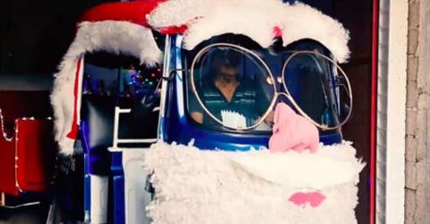 El abuelito que transforma su mototaxi en un trineo se hace viral por ofrecer una mágica Navidad
