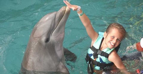 «Pensé que iba a morir” – Una niña de 10 años fue arrastrada y mordida por delfines