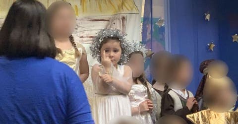 «Mamá, mira»- Una niña de 5 años vestida de ángel levanta el dedo en pleno acto de Navidad