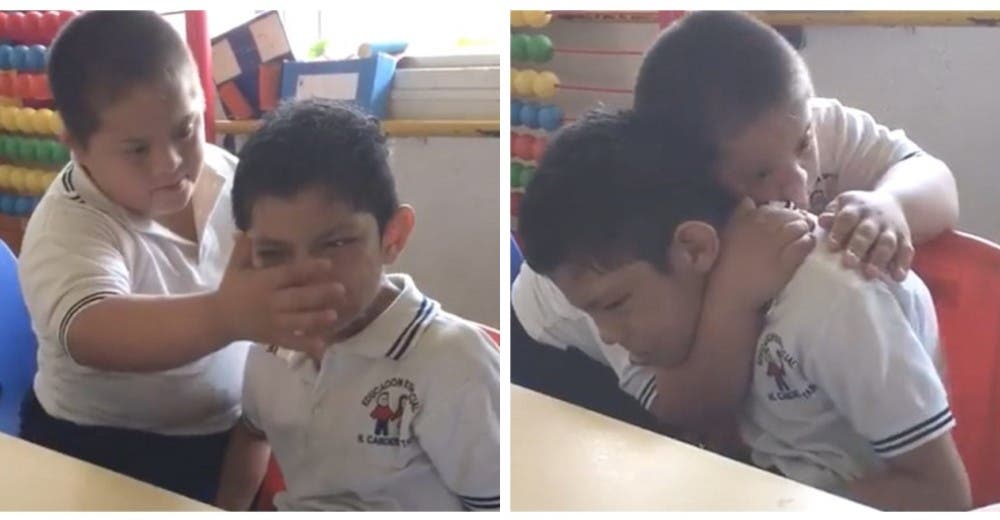 Un niño con Síndrome de Down le ofrece su consuelo a su devastado compañero con autismo Un niño con Síndrome de Down le ofrece su consuelo a su devastado compañero con autismo