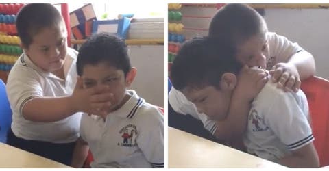 Un niño con Síndrome de Down le ofrece su consuelo a su devastado compañero con autismo