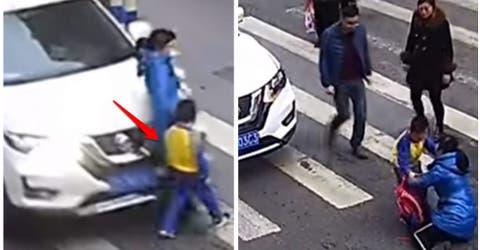 Graban la reacción de un niño de 7 años contra un conductor al ver su madre en el suelo