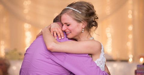 Todos los invitados se quedan atónitos cuando la novia comienza a bailar el vals con un extraño