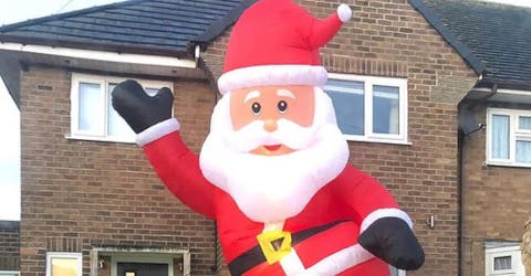 Compra un Papá Noel para decorar el exterior de su casa y los vecinos se ríen de su fracaso