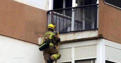 Rescatan a una niña de 4 años que gritaba pidiendo ayuda desde su balcón