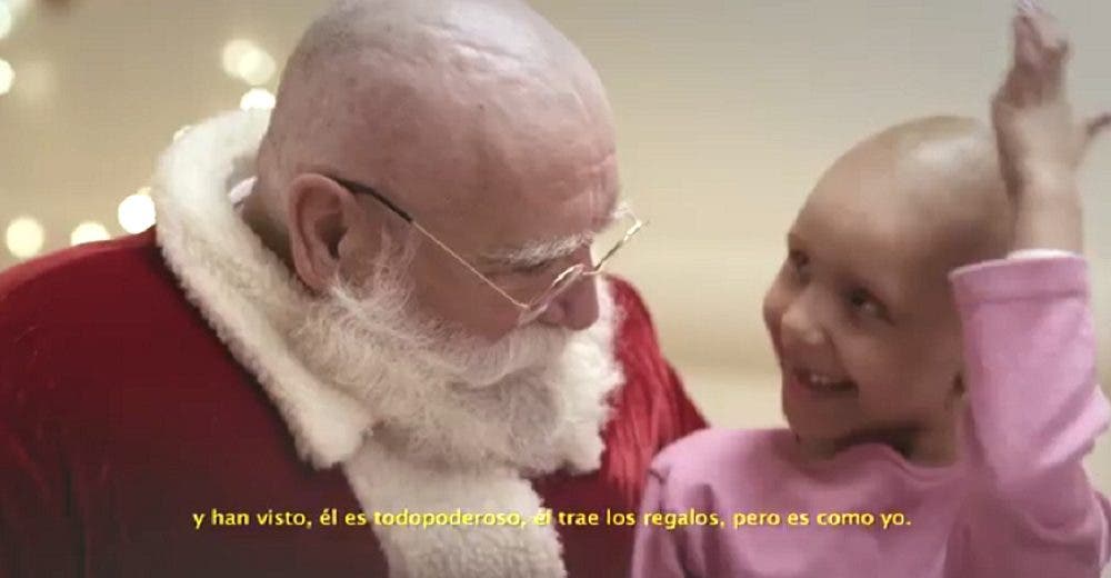 Papá Noel se queda sin cabello en un vídeo de Navidad que emociona al mundo