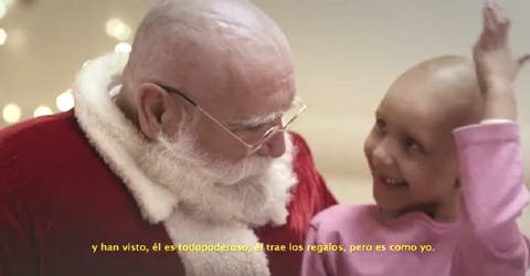 Papá Noel se queda sin cabello en un vídeo de Navidad que emociona al mundo