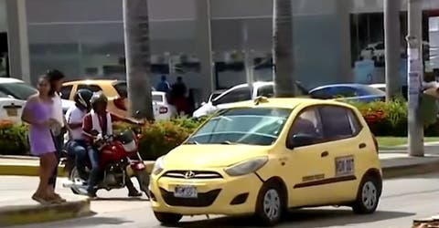 «No me quiere llevar, se bajó del auto» – Un taxista es sancionado por la denuncia de un turista