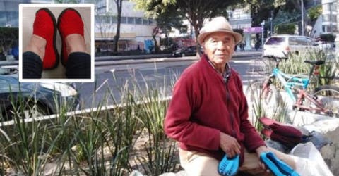 El drama del desconsolado abuelito que lucha por vender los zapatos que teje cada día