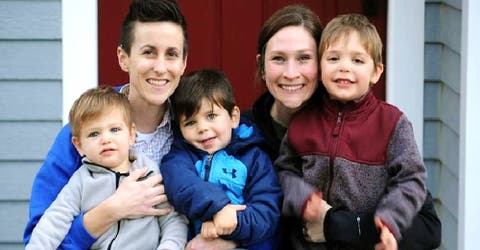 «Dijimos que sí sin pensarlo» – Dos madres terminan adoptando a 3 niños que fueron abandonados