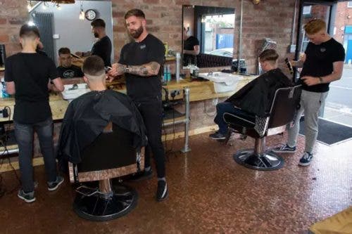 Publica cómo transformó el piso de su baño gastando solo 64 euros y se