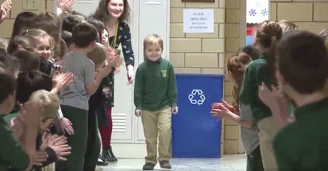 Los compañeros de un niño de 6 años lo reciben con una ovación por haber vencido al cáncer