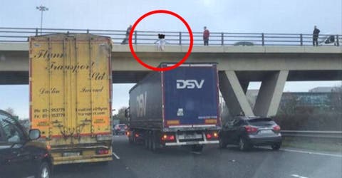 El conductor de un camión es aclamado como un héroe tras salvar a una mujer en un puente