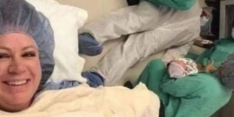 La selfie viral de la madre que acaba de dar a luz y su esposo inconsciente tendido en el suelo