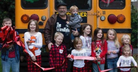 La reacción de 10 tiernos niños cuando ven llegar a su abuelo con un autobús escolar para ellos