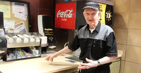 Cumple 92 años y se rehúsa a abandonar su puesto de trabajo en un McDonald’s